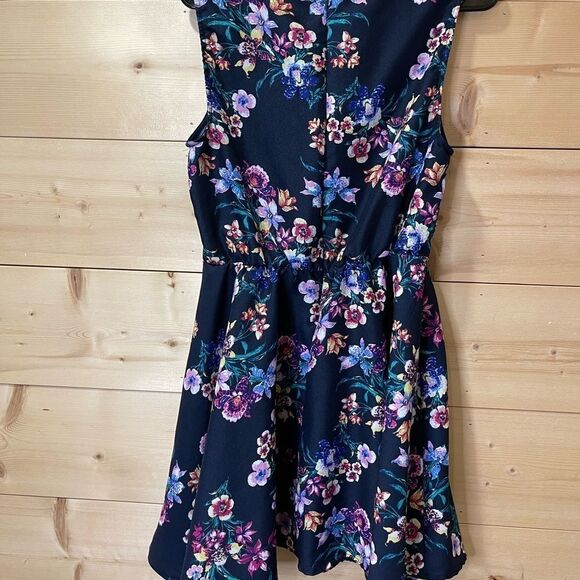 I’m in love with Derek Blue Floral Dress - Picture 2 of 3